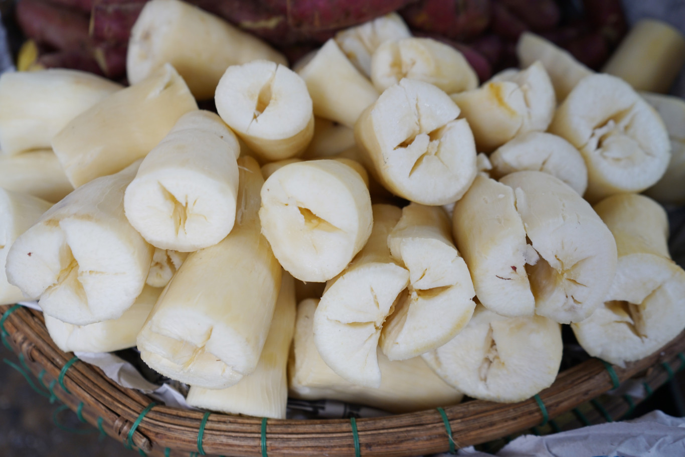 Sắn luộc - m&oacute;n &ldquo;ăn chơi&rdquo; d&acirc;n d&atilde; thường ng&agrave;y 